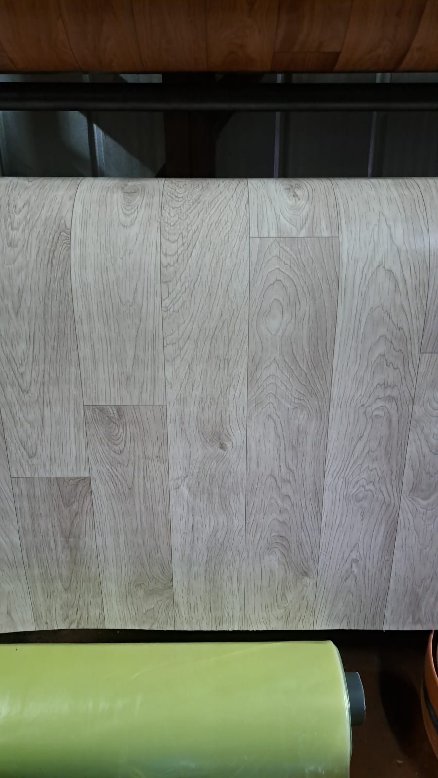 Linóleo alto trafico engomado 3